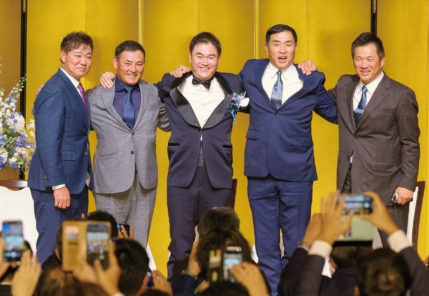 　岩瀬仁紀さん（中央）の野球殿堂入りを祝う会でトークショー後に写真を撮る（左から）福留孝介さん、川上憲伸さん、（１人おいて）山本昌さん、山崎武司さん＝いずれも２０２５年１２月２日、名古屋市内のホテルで
