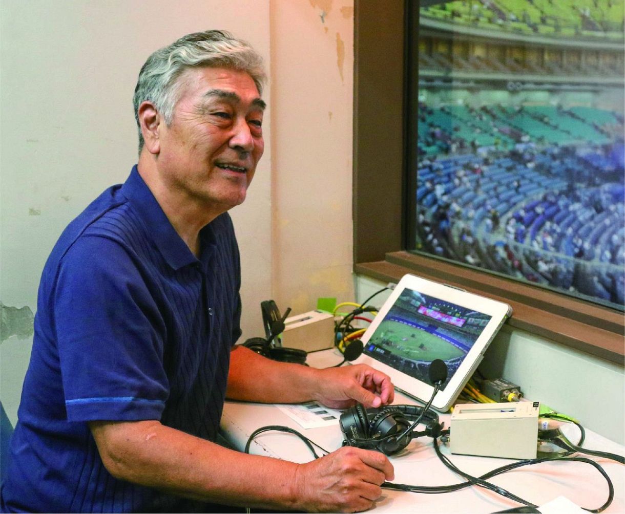 解説席でスタンバイする宇野勝さん＝（伊東朋子撮影）
