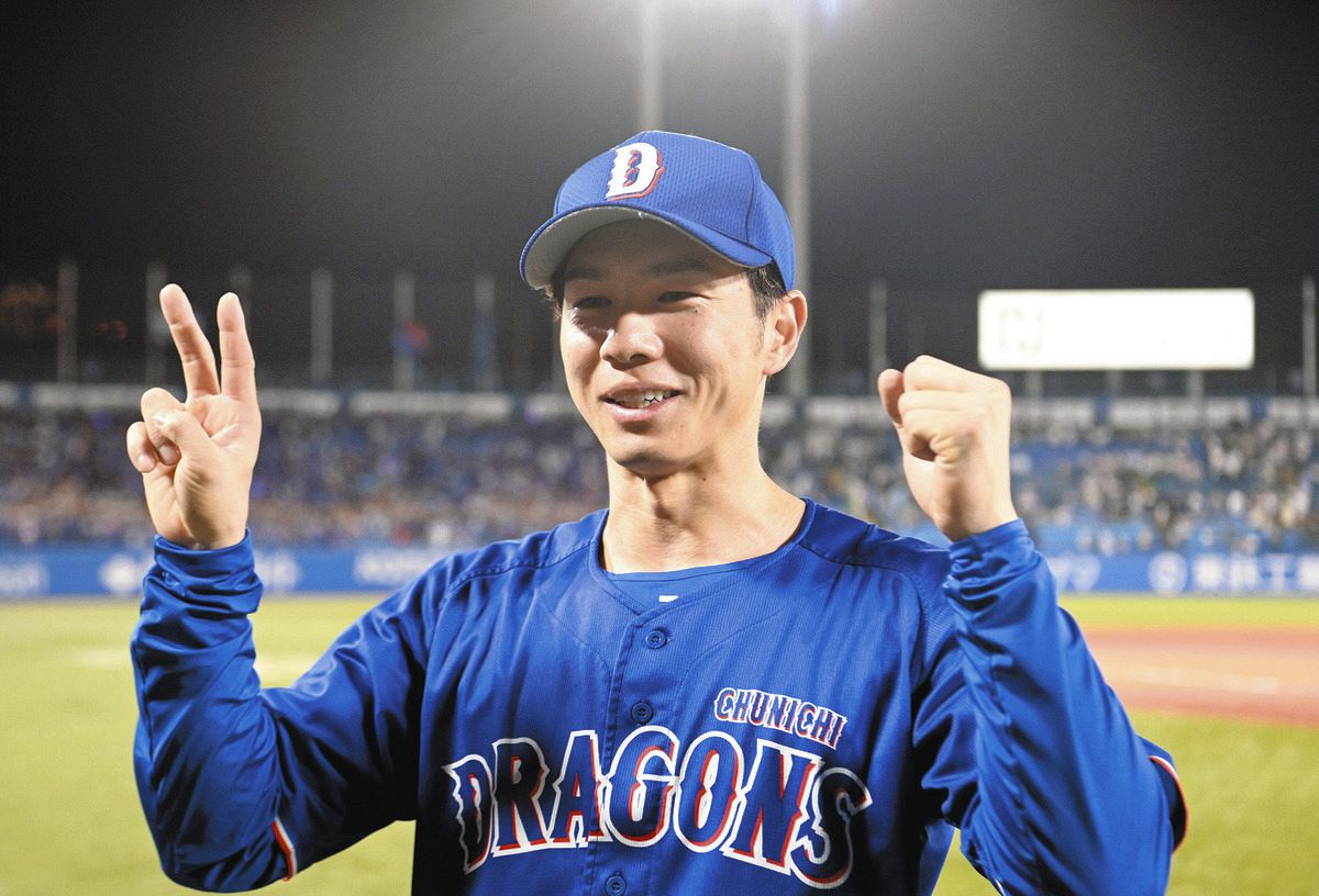 2試合連続先頭打者本塁打を放ち、笑顔でポーズをとる福永