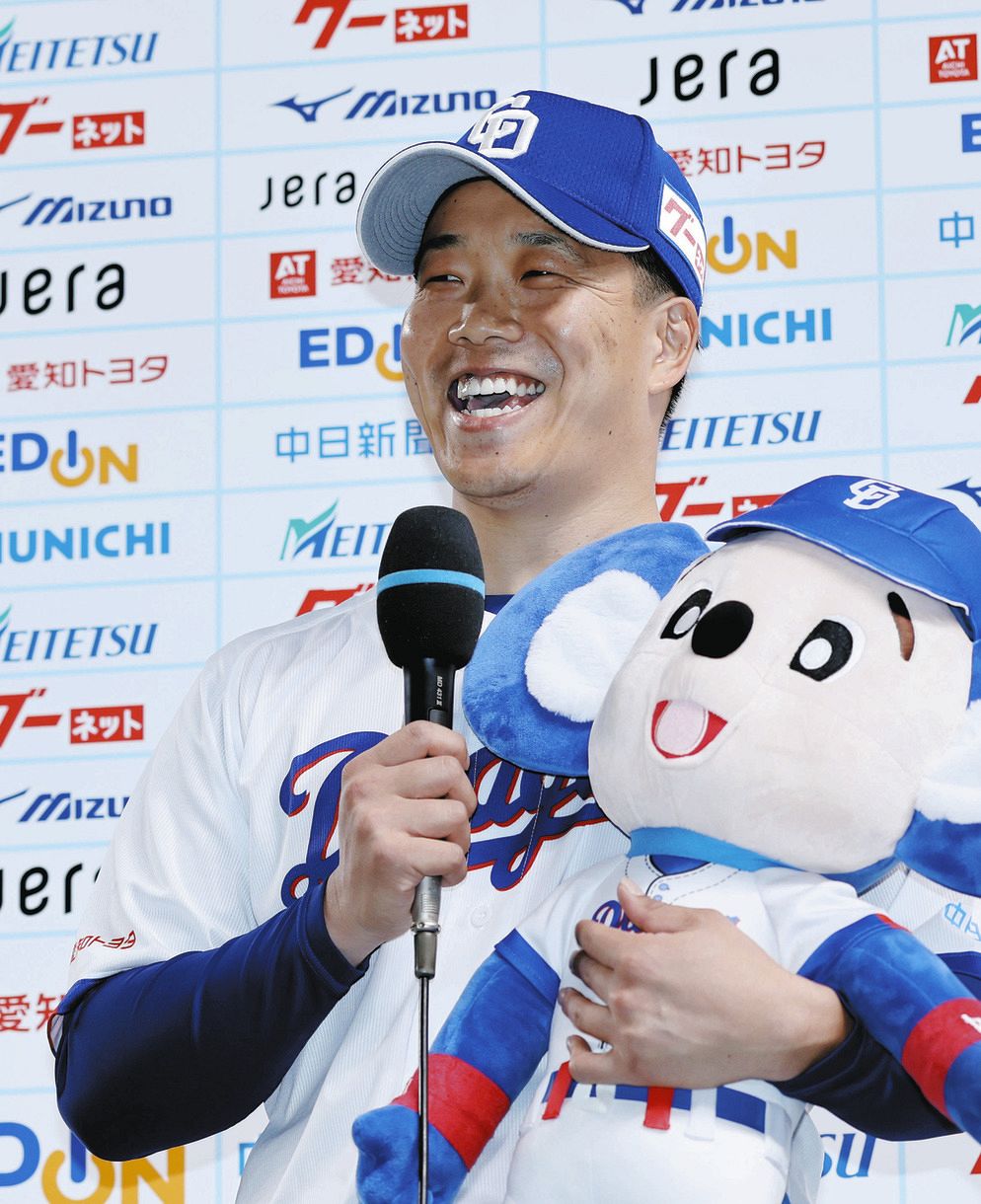5月8日の巨人戦に勝利し、ヒーローインタビューで笑顔を見せる柳