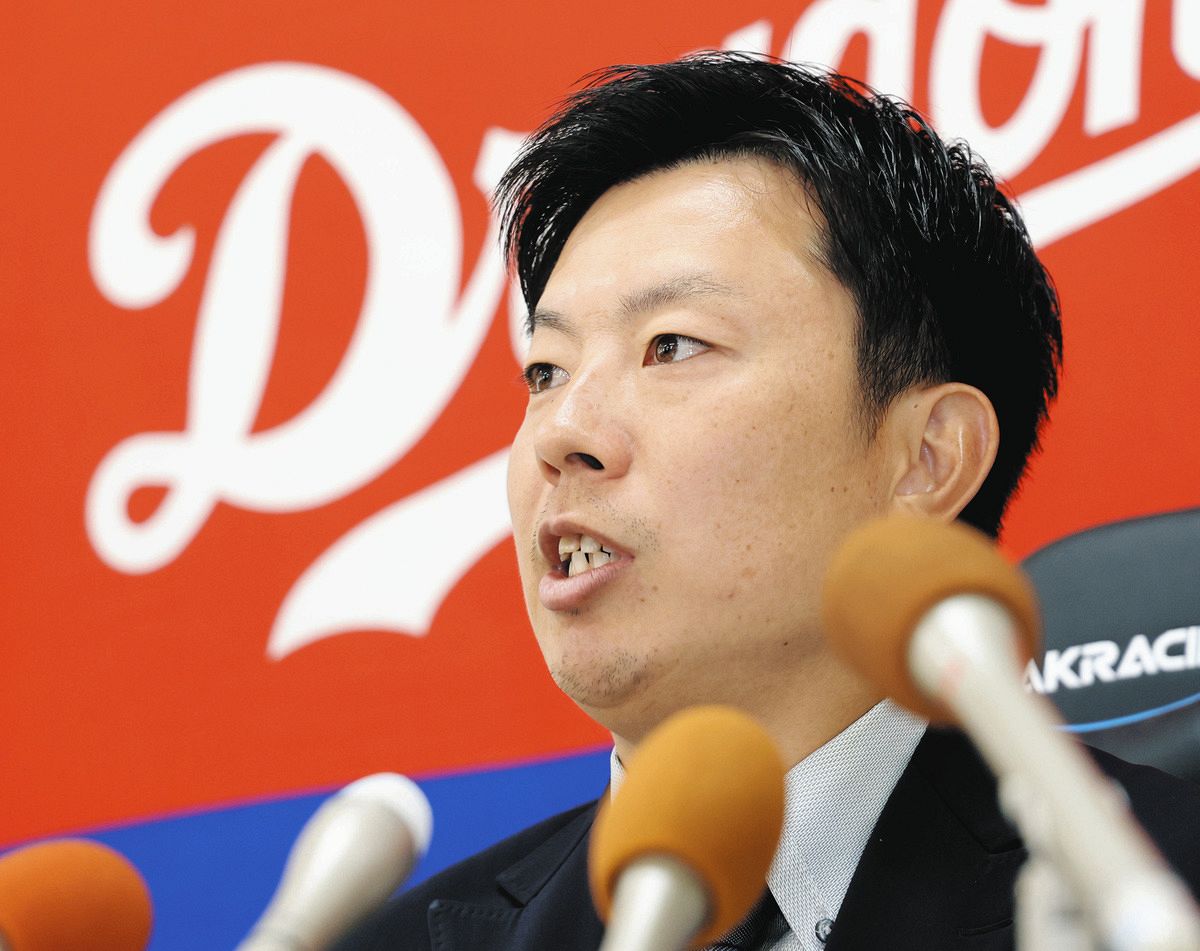 契約更改交渉を終え、会見する中日・松葉
