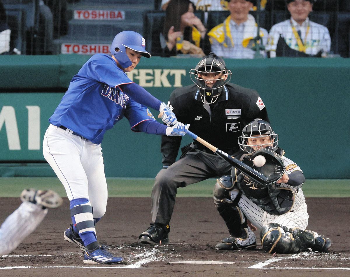 １回表２死一、二塁、高橋周が左前に先制打を放つ。捕手坂本