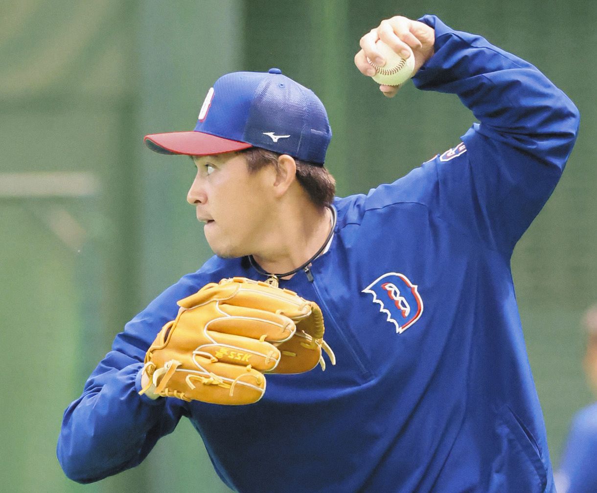 守備練習をする三浦