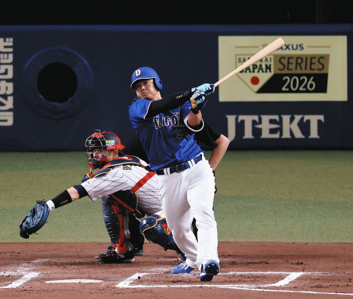 ６回表２死一、二塁、細川が２点二塁打を放つ