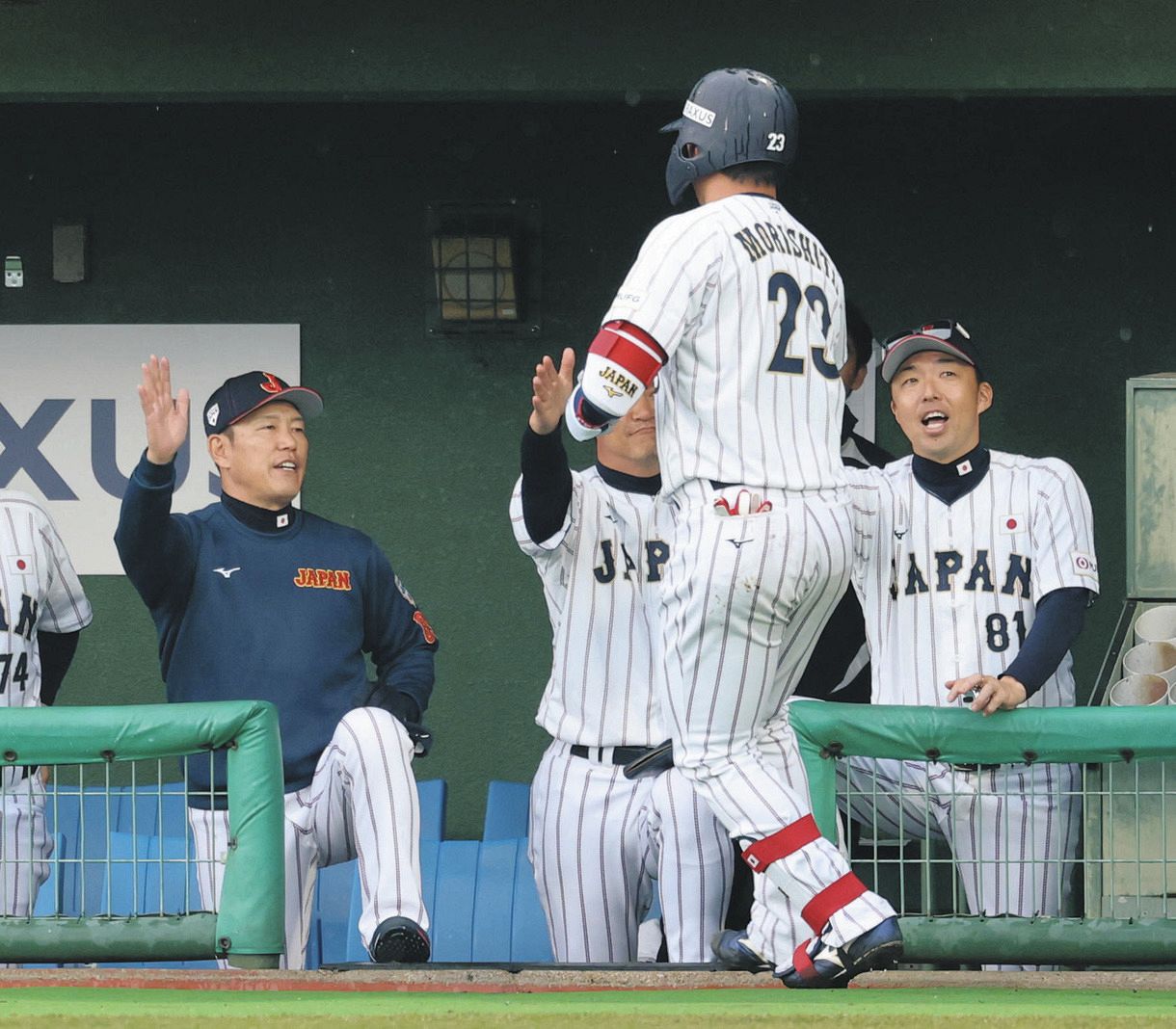２月２２日、ソフトバンクとの壮行試合で本塁打を放った森下を迎える井端監督（左）、吉見投手コーチ（右）