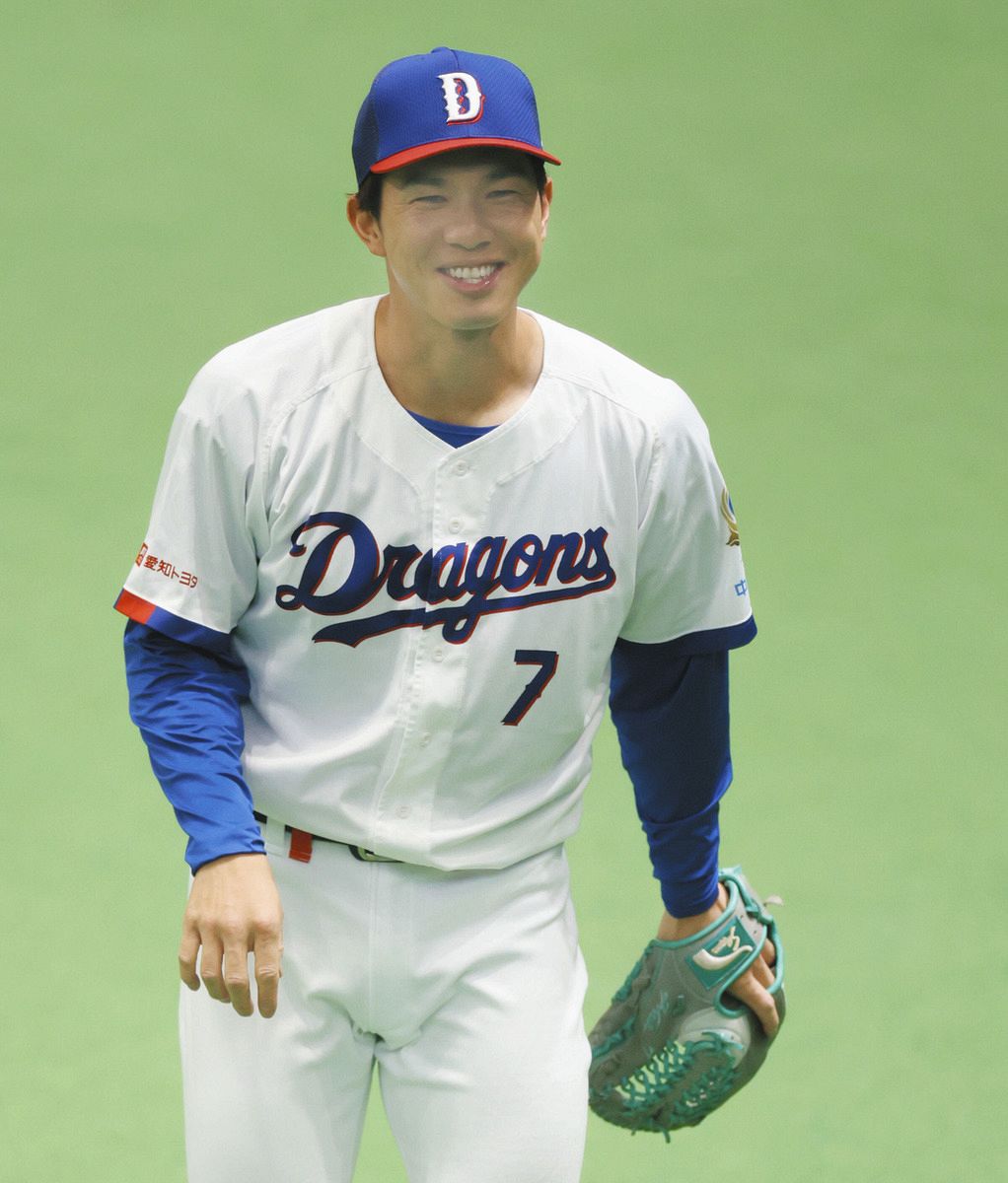 キャッチボールの合間に笑顔を見せる福永