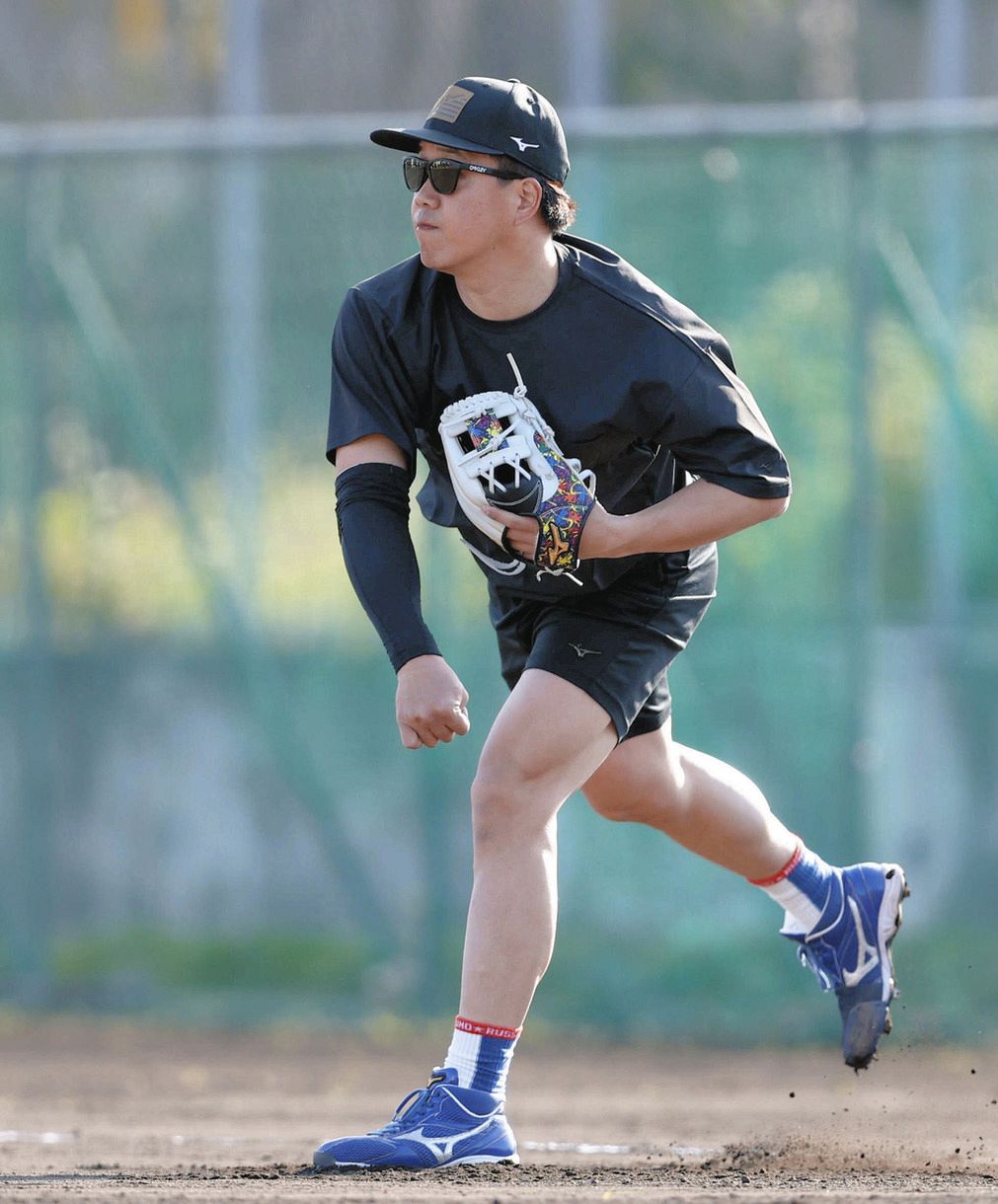 キャッチボールする柳