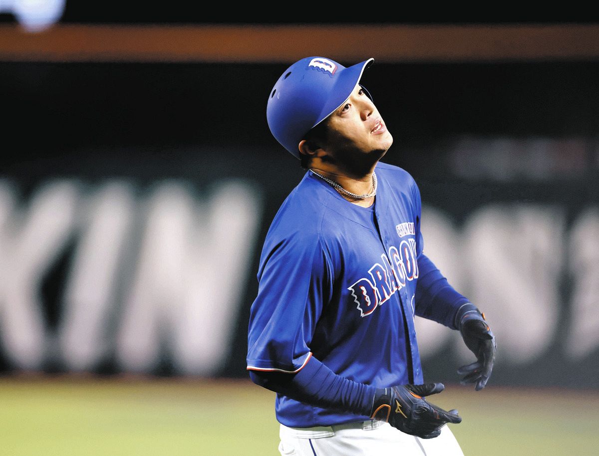 ９回表無死一塁、併殺打に倒れ悔しがる鵜飼