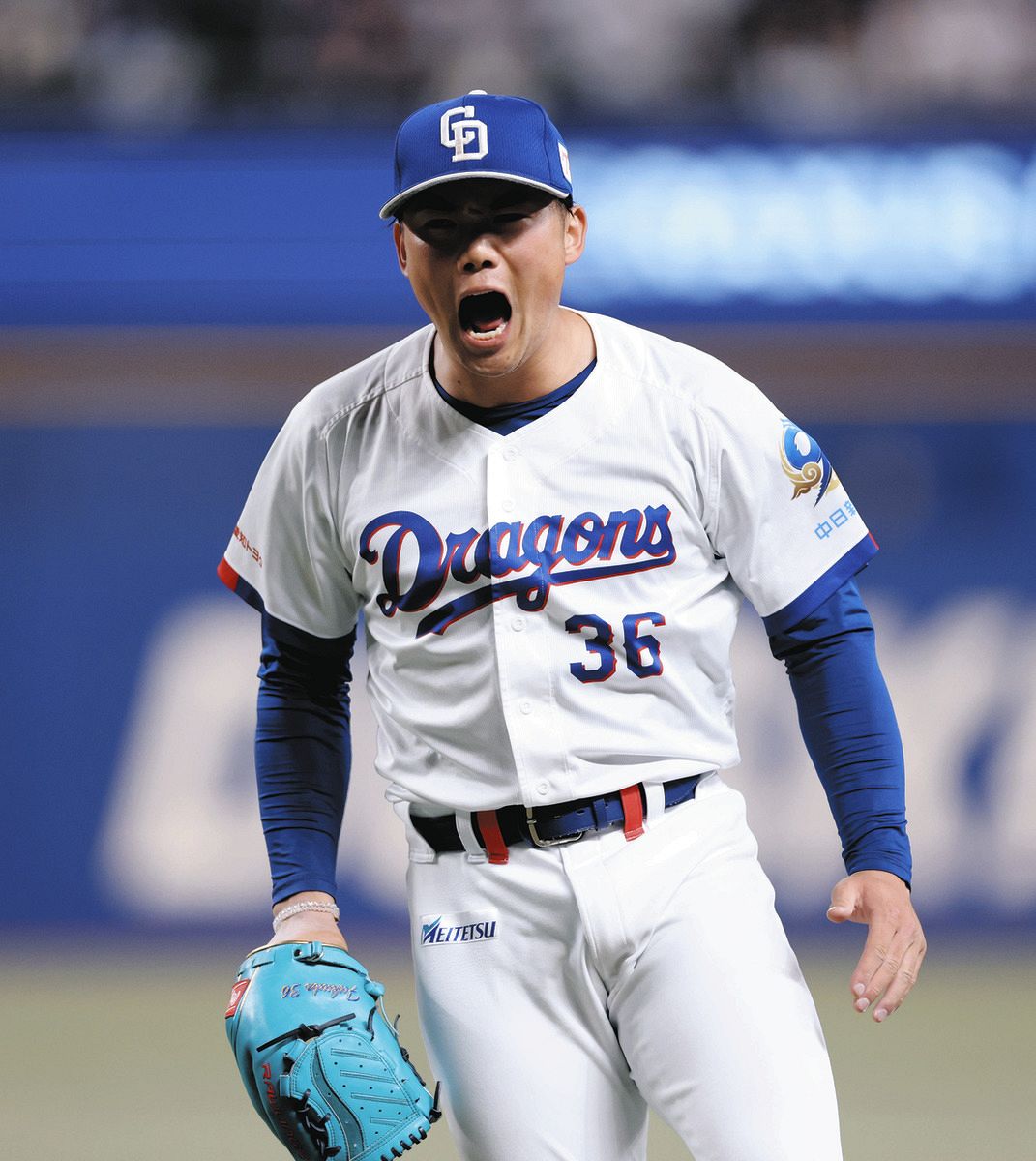 ８回表を無失点とし雄たけびを上げる福田