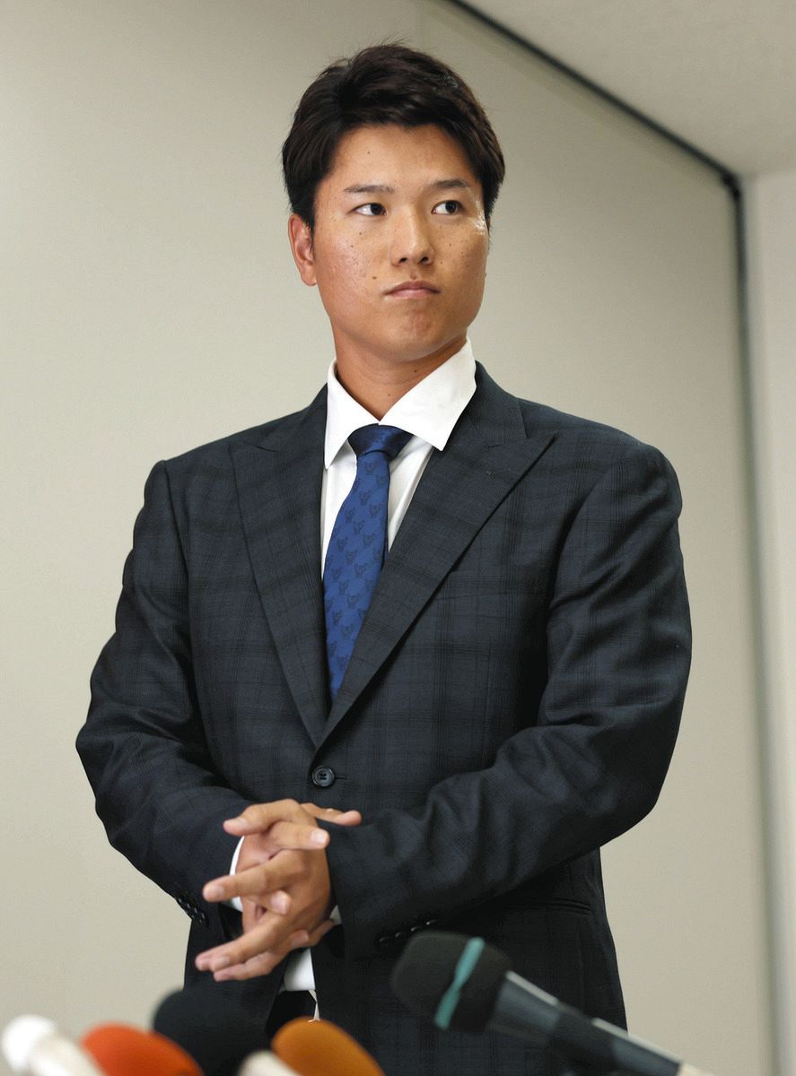契約更改交渉を終え、記者会見に臨む清水
