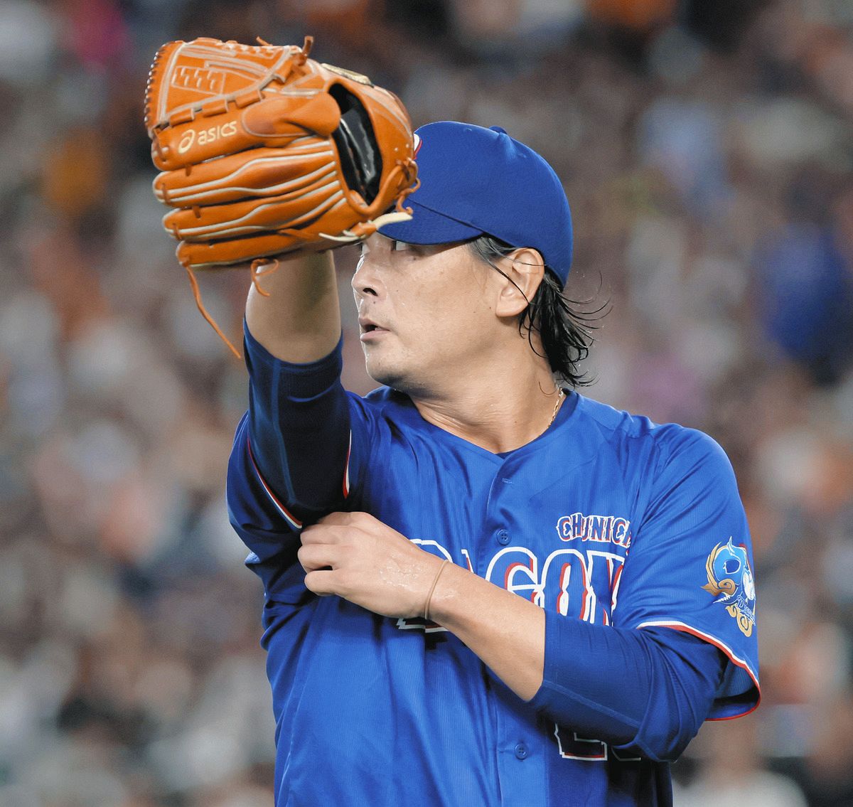 ６回裏を投げ終え、ベンチに戻る涌井