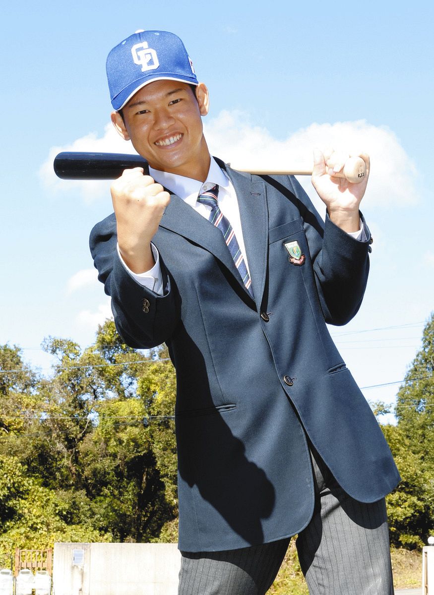 自身と同じ滋賀県かつ中京高出身の松田宣浩さんの「熱男」ポーズをとる鈴木