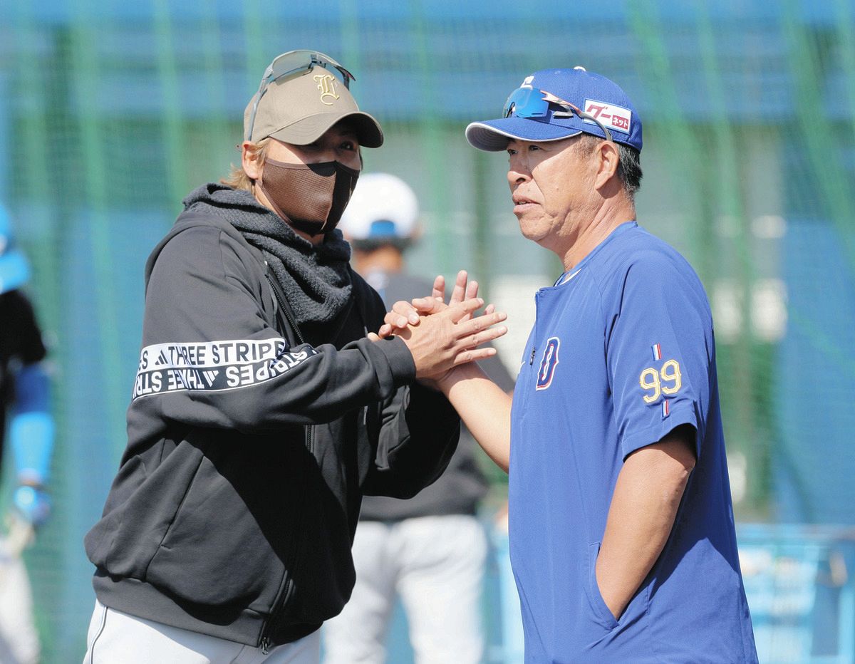 試合前に井上監督（右）と握手する日本ハム・新庄監督