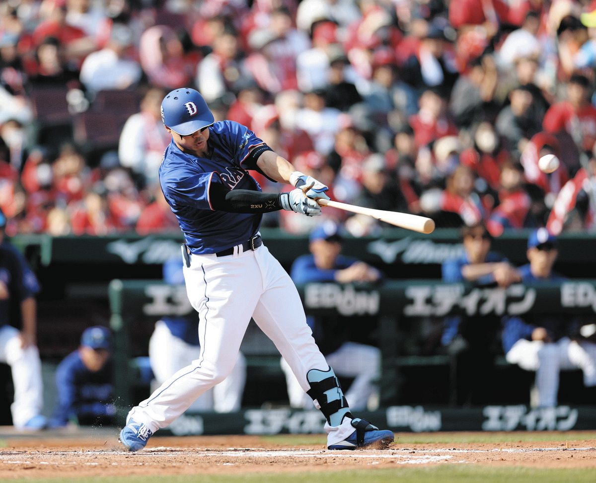 ８回表無死、細川が中前打を放つ