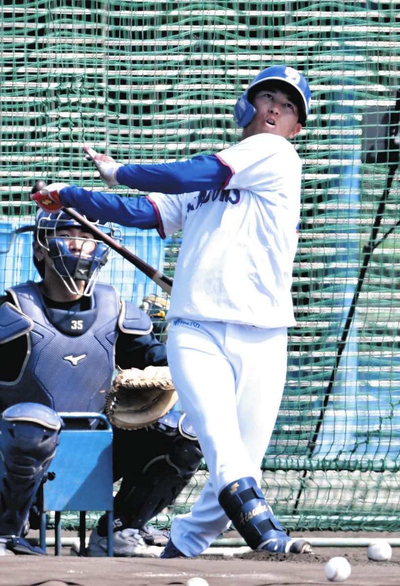 打撃練習する三上