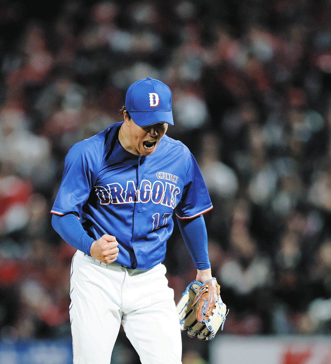 広島―中日　３回裏２死一、二塁、中村奨を空振り三振に仕留め、雄たけびを上げる柳