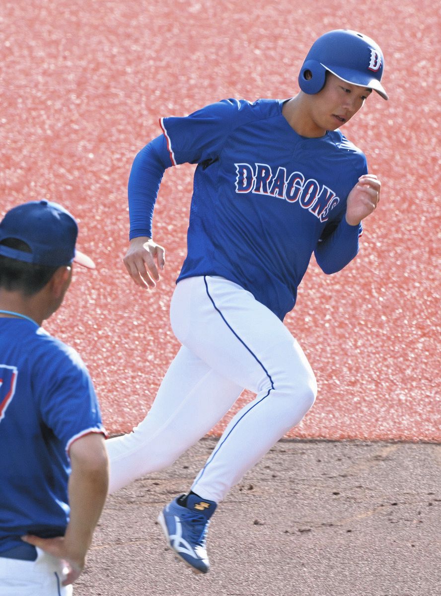 試合前の練習に臨む岡林