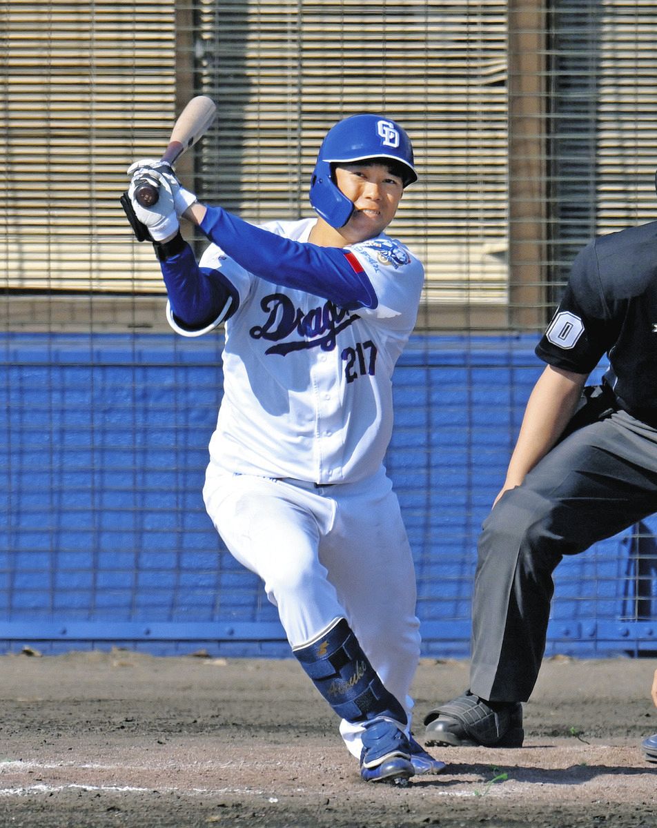 ９回裏２死三塁、三上が適時打を放つ