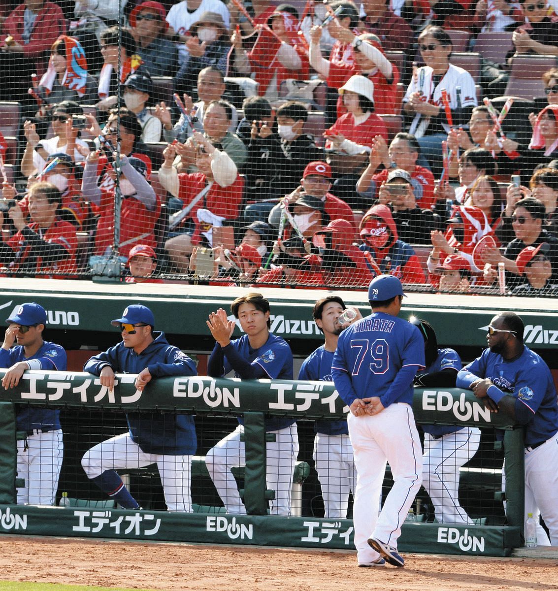 広島に敗れ、プロ初先発で完封勝利を挙げた栗林に拍手を送る高橋宏