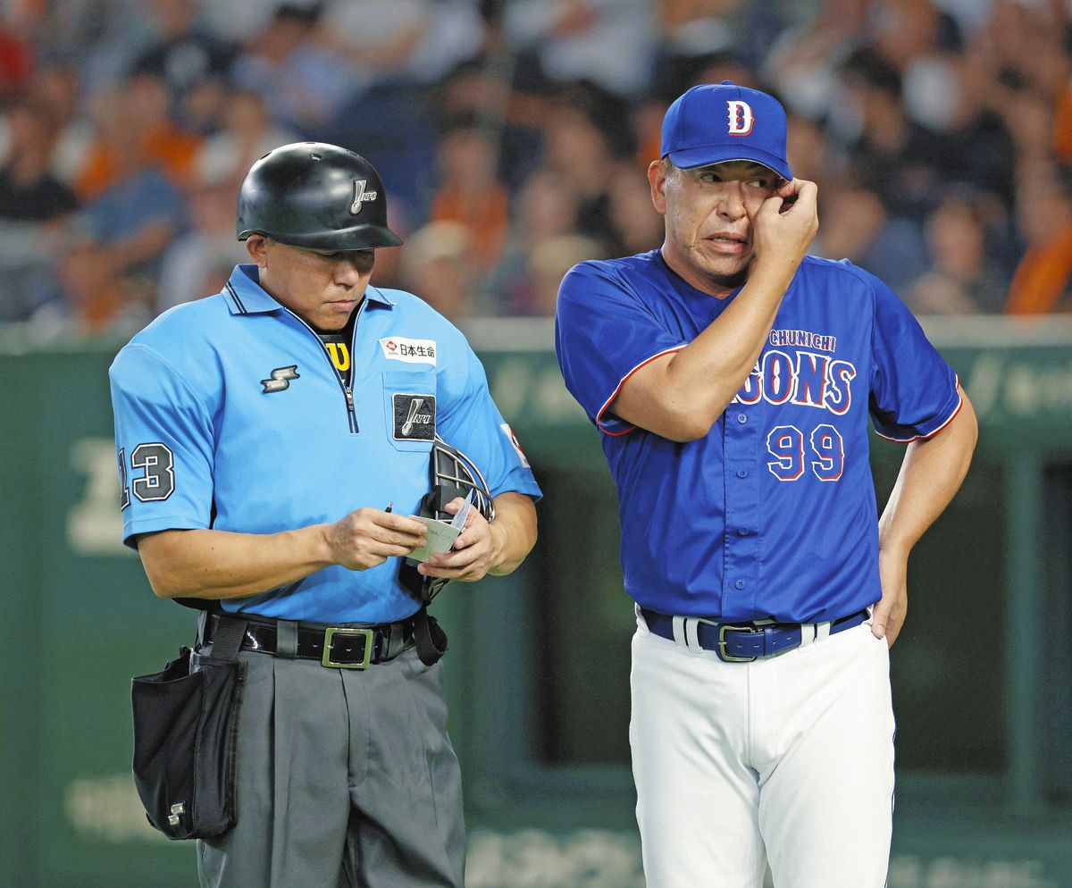 ９回表、石伊が死球を受け、球審と話す井上監督