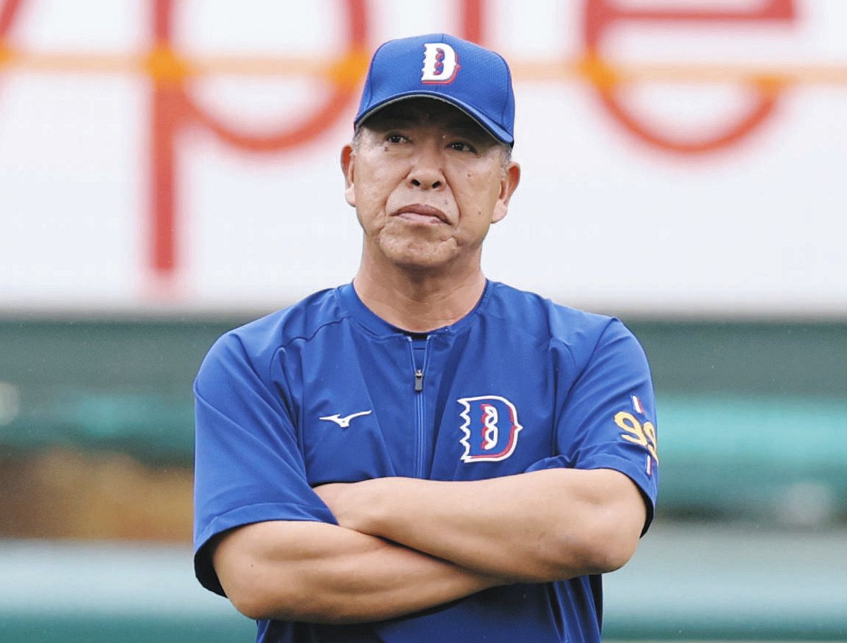 中継ぎ投手陣の練習を見る井上監督