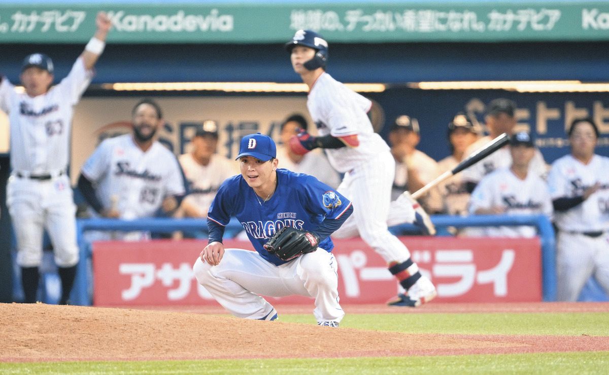 ２回裏、内山（後方）に左越え２ランを浴びた中西