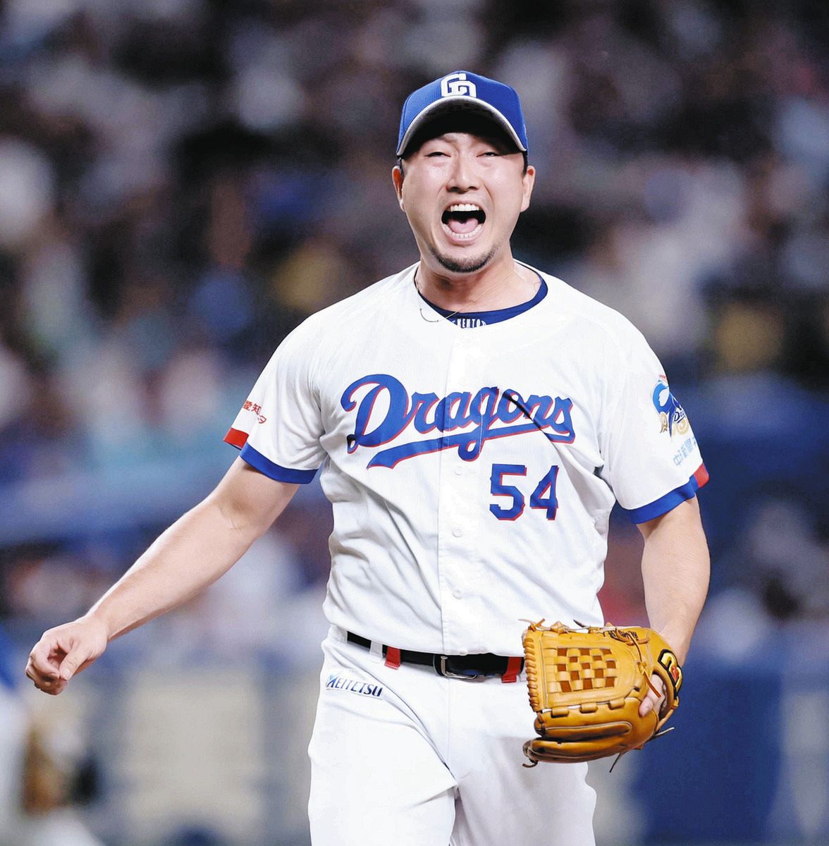 ７回、名原を空振り三振に仕留め雄たけびを上げる中日・藤嶋