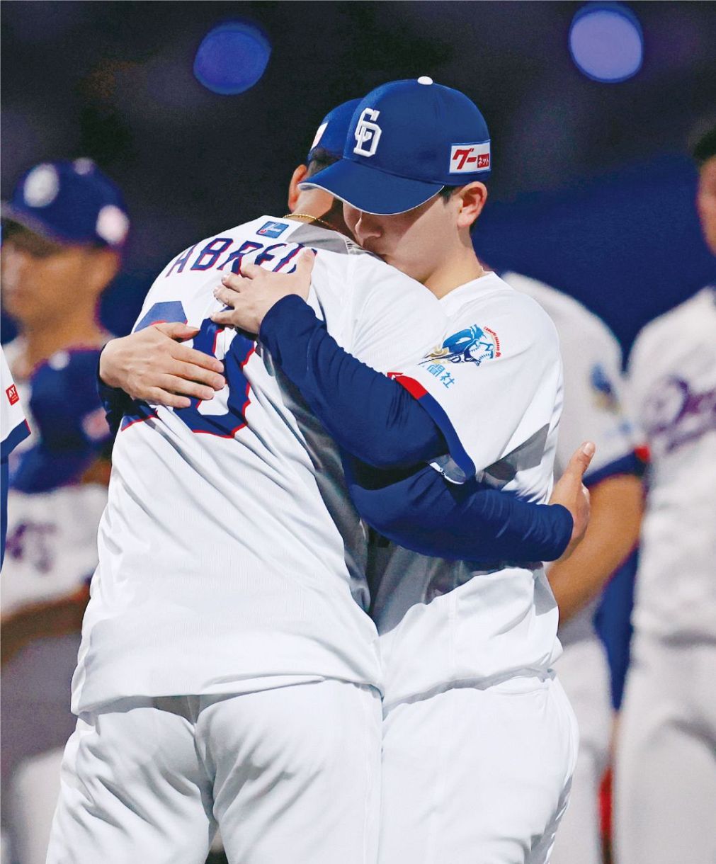 阪神戦のビクトリーショーでアブレウと抱き合って喜ぶ吉田（今泉慶太撮影）＝いずれも7月15日、バンテリンドームナゴヤで