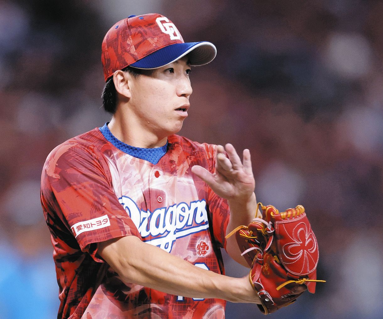 ８回表２死、勝又を遊ゴロに打ち取りグラブをたたく橋本