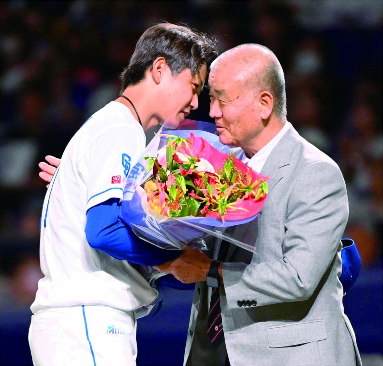 智弁和歌山高名誉監督の高嶋仁さんから花束を贈られる岡田（中嶋大撮影）