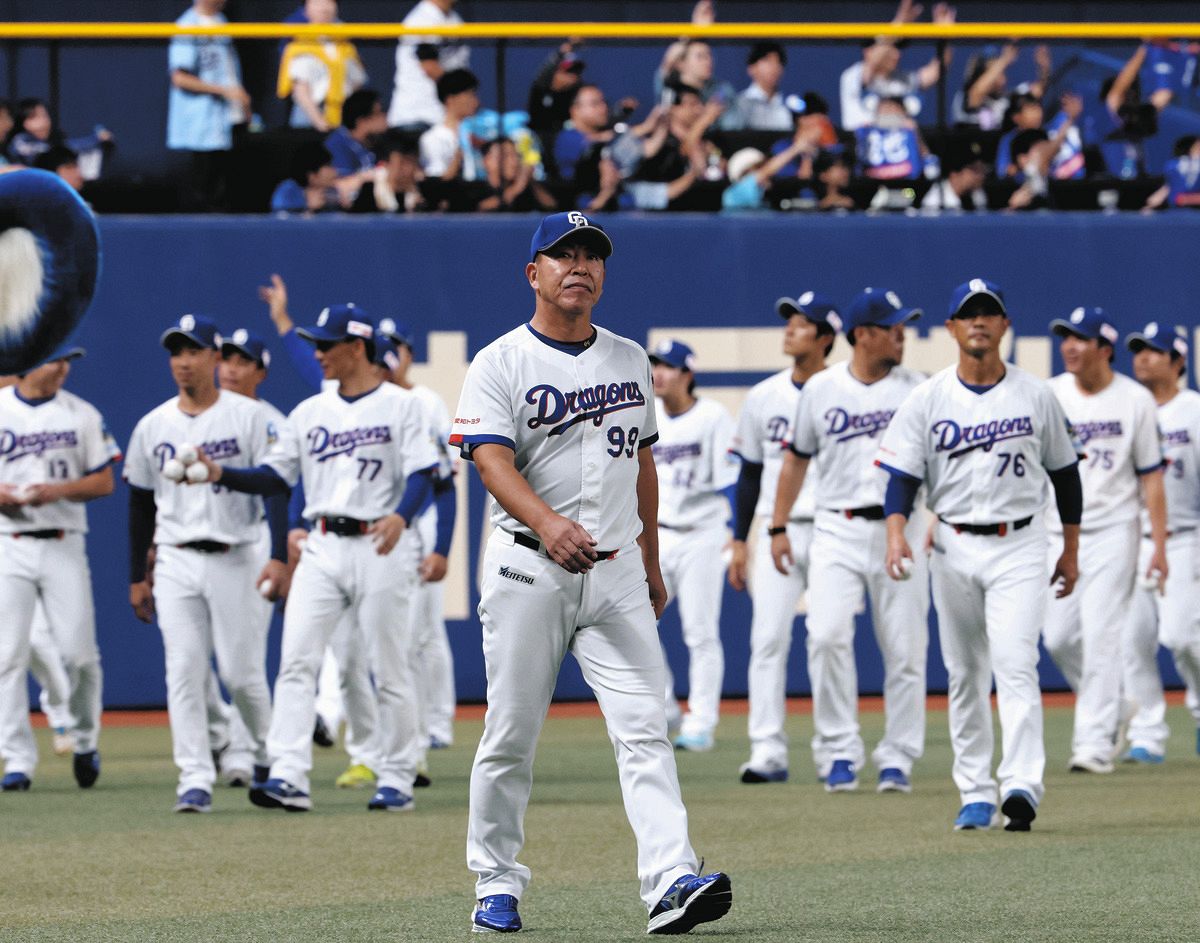 最終戦セレモニーで、場内一周する井上監督井上監督（中央）らナイン
