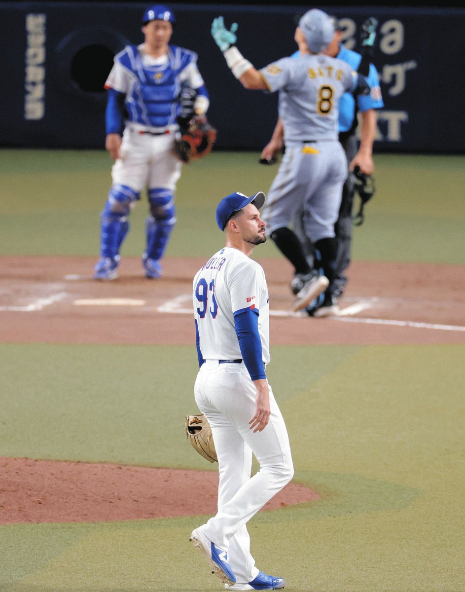 中日―阪神　8回表、阪神・佐藤（右）に3ランを許したマラー