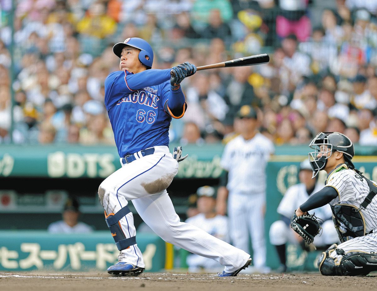 ４回表無死三塁、中日・鵜飼が左越えに２ランを放つ。捕手坂本