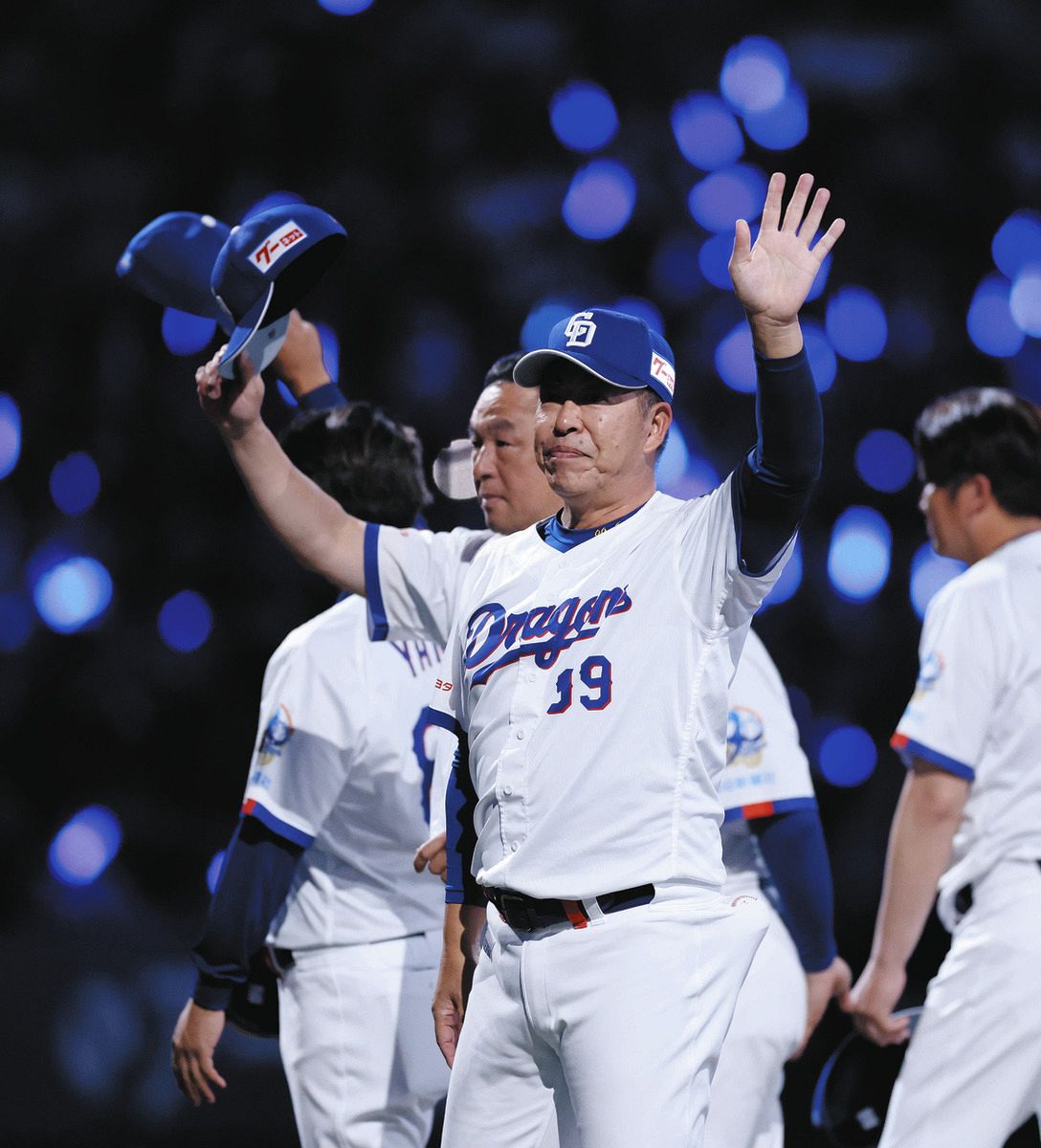 ヤクルトに連勝し、ファンの声援に応える井上監督