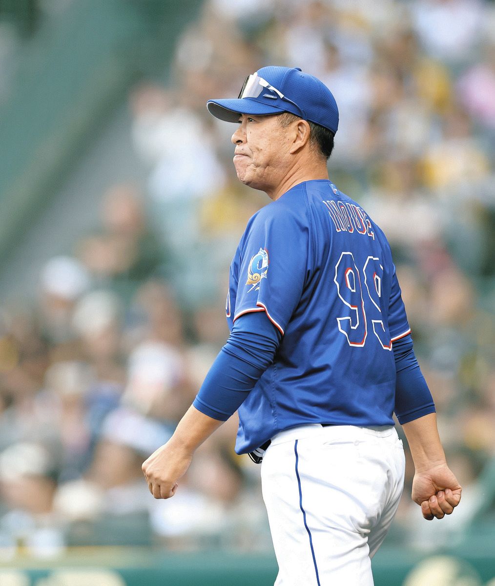 ７回裏、厳しい表情で投手交代を告げに向かう井上監督