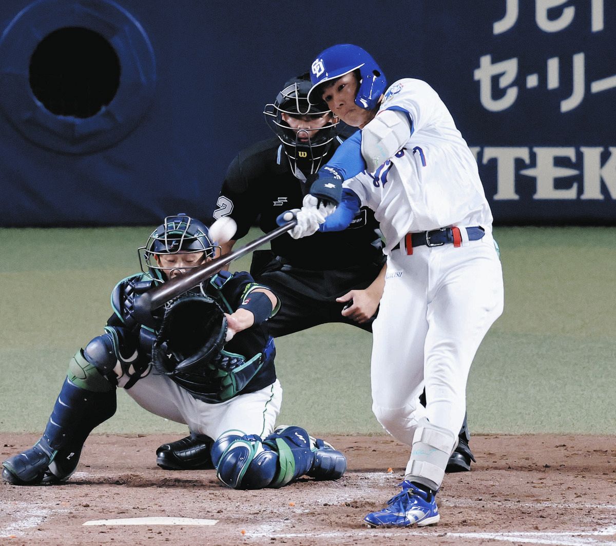 ４回裏１死二塁、福永が左越え適時二塁打を放つ