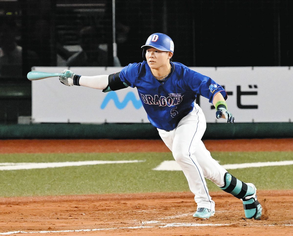 ８回表全セ１死、村松が右前打を放つ