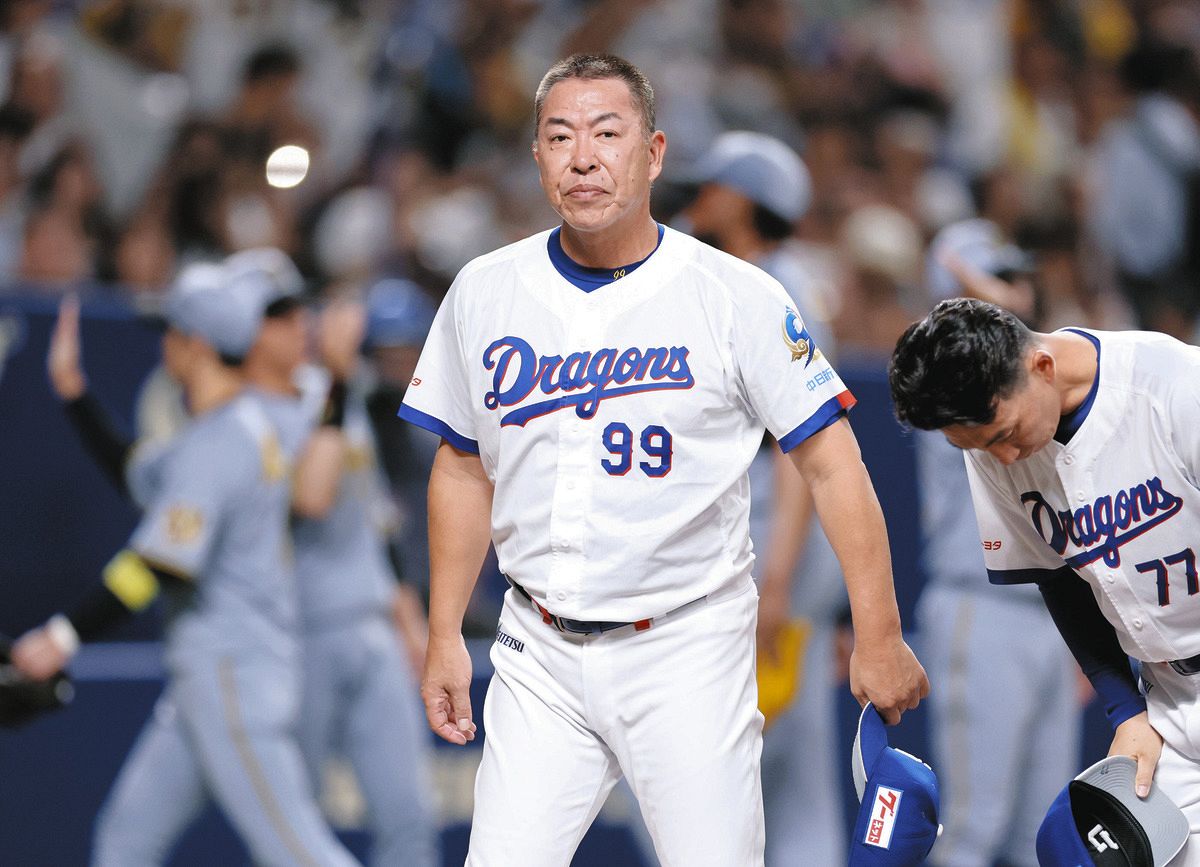 阪神に敗れ、厳しい表情を見せる中日・井上監督