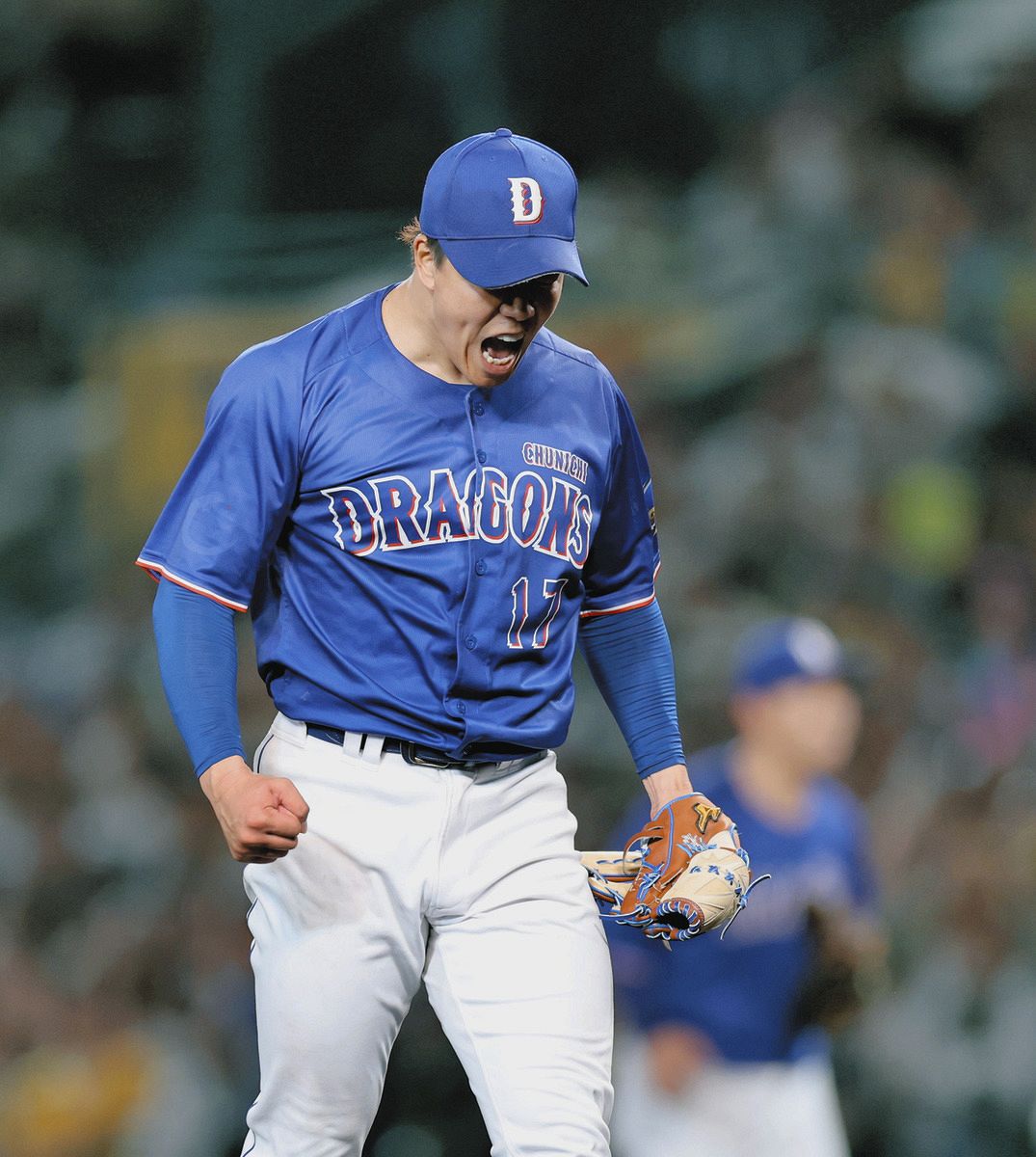 6回裏2死満塁、近本を空振り三振に仕留め、雄たけびを上げる柳