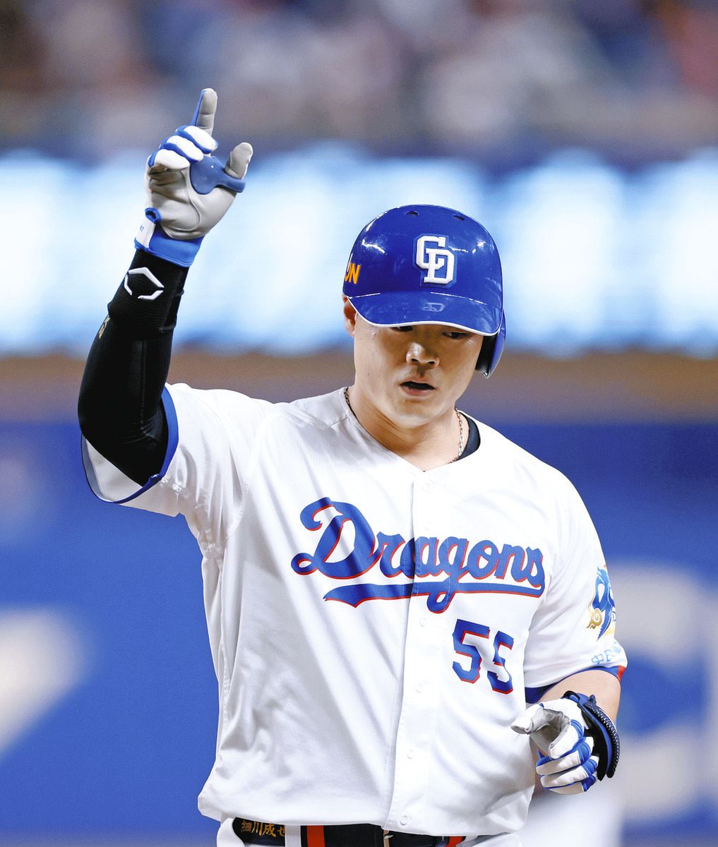 １回裏無死一、二塁、先制の右前適時打を放ちポーズをとる細川