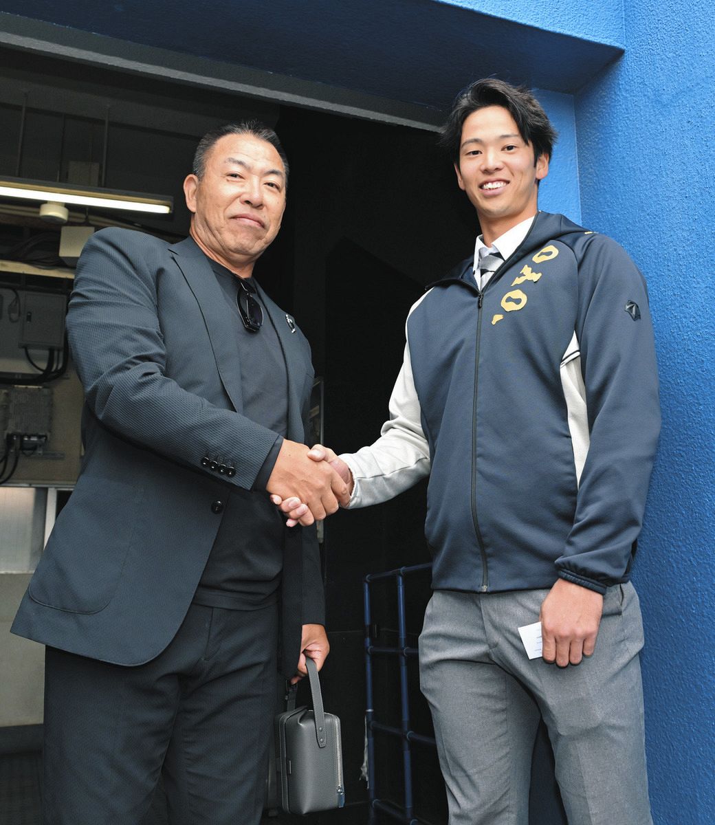 東都大学野球の視察に訪れた井上監督（左）と握手を交わす東洋大・花田旭