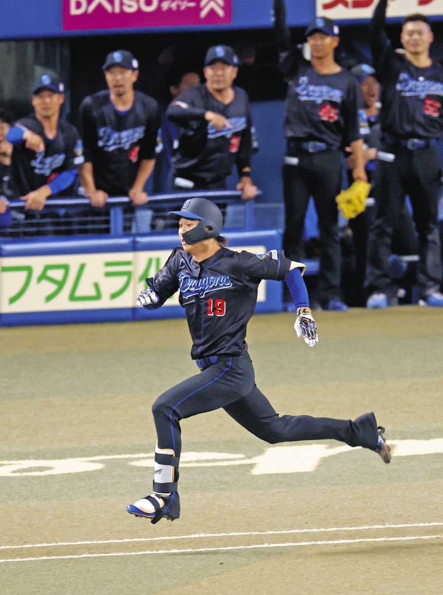 ５回裏２死満塁、高橋宏が先制の右前打を放つ