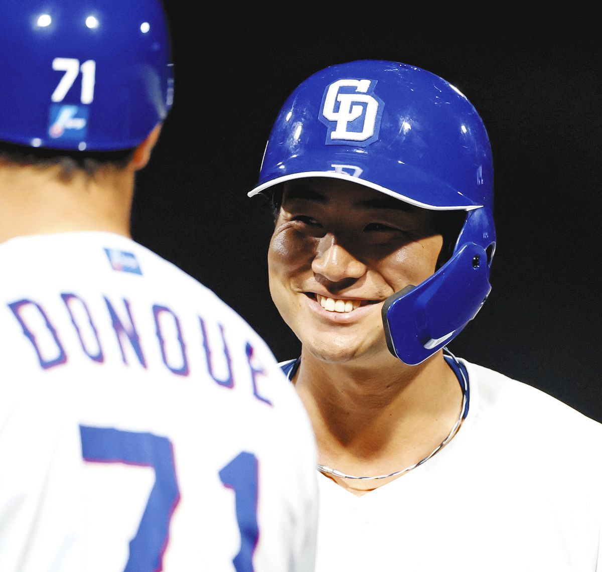 ４回裏無死一塁、右前打を放ち笑顔を見せる石伊