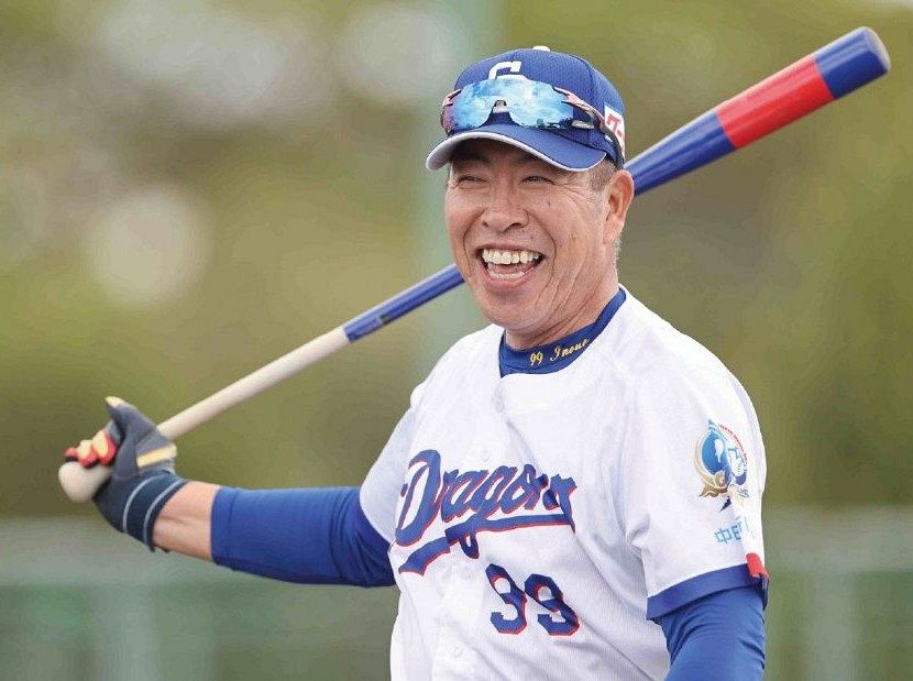 ノックをしながら笑顔を見せる井上監督=2026年2月3日、沖縄・北谷で(今泉慶太撮影)