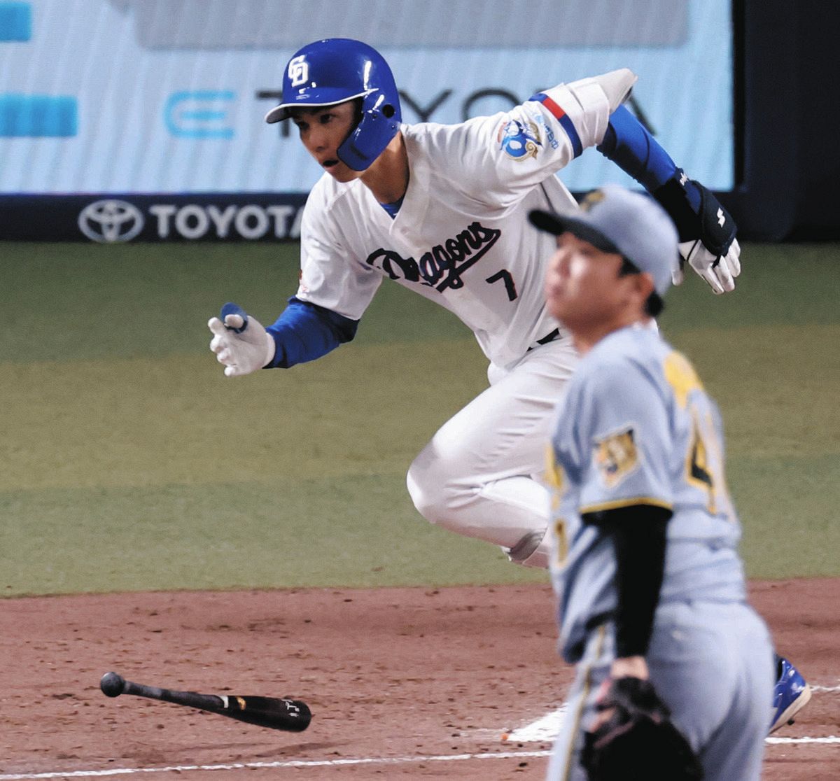 4月10日、７回裏２死、福永が右前打を放つ。投手村上