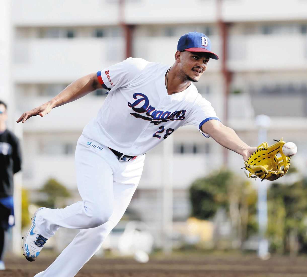 投内連係で軽快な動きを見せるアブレウ