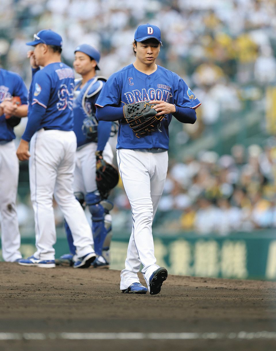 ６回、マウンドを降りる中日・高橋宏