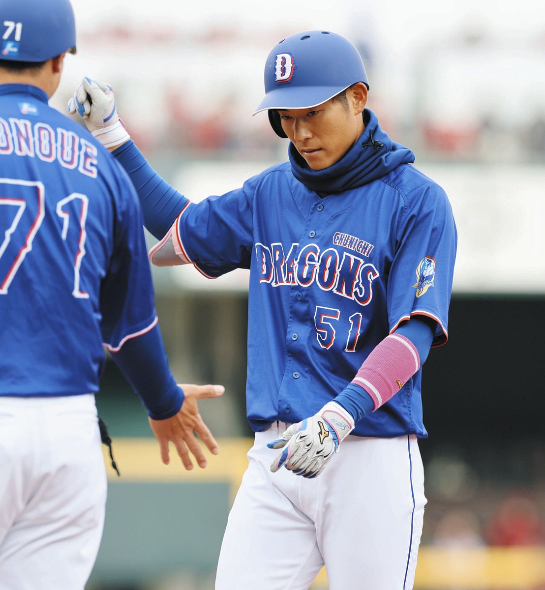 ３回、勝ち越しの左前２点打を放ち、堂上コーチ（左）とタッチを交わす中日・上林