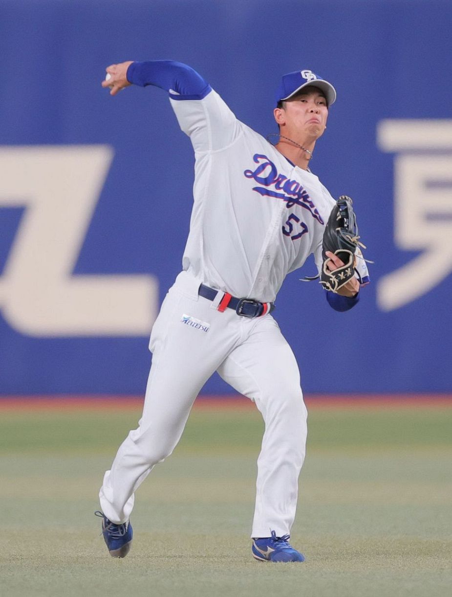 ノックを受け、送球する花田 
