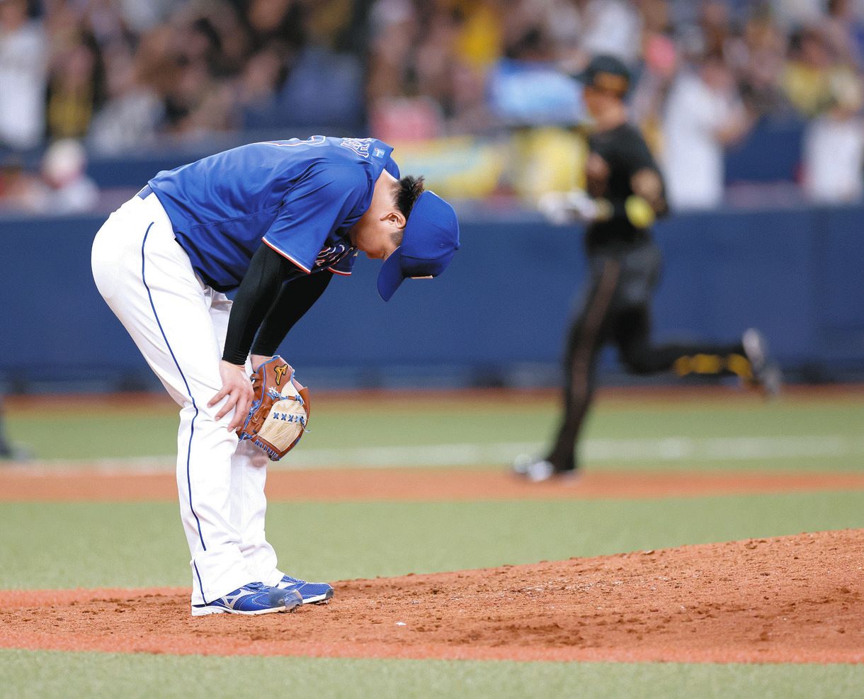 阪神―中日　6回裏、近本（右）に先制ソロを許す柳＝京セラで（今川香穂撮影）